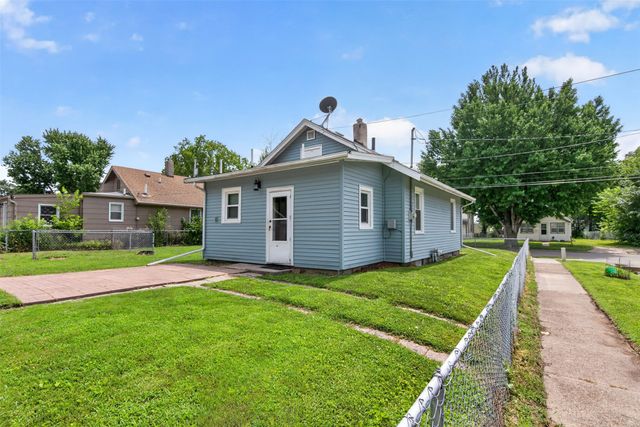 2834 Maple Street, Des Moines, IA 50317