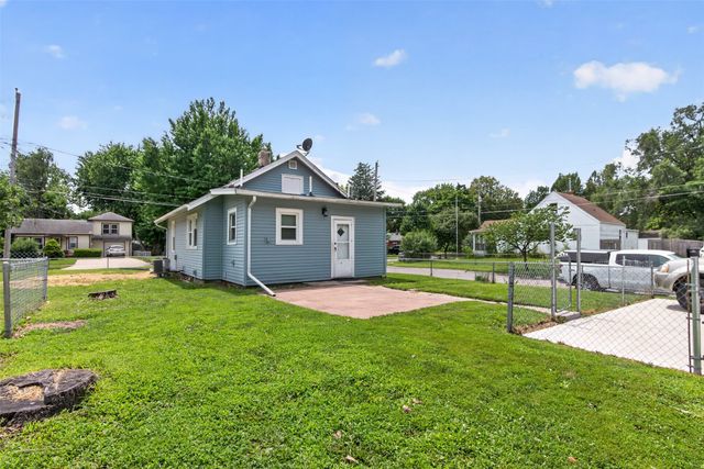 2834 Maple Street, Des Moines, IA 50317