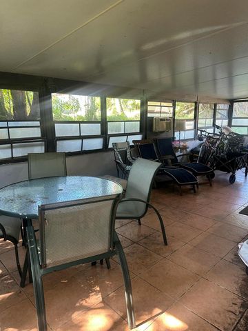 8812 SE Sandridge Avenue, Hobe Sound, FL 33455