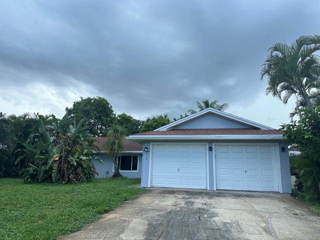 8812 SE Sandridge Avenue, Hobe Sound, FL 33455