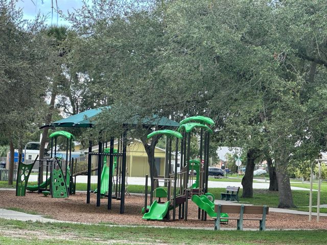 8812 SE Sandridge Avenue, Hobe Sound, FL 33455