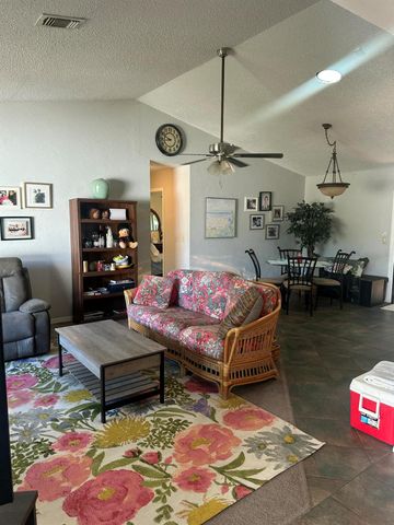 8812 SE Sandridge Avenue, Hobe Sound, FL 33455