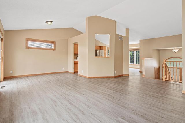 8417 Ashford Road, Woodbury, MN 55125