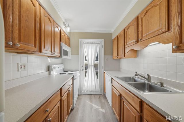 4392 Chateau De Ville Drive H, Unincorporated, MO 63129