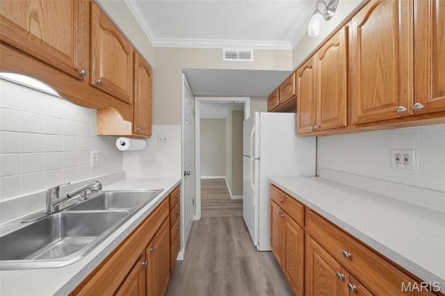 4392 Chateau De Ville Drive H, Unincorporated, MO 63129