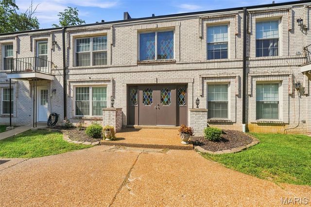 4392 Chateau De Ville Drive H, Unincorporated, MO 63129