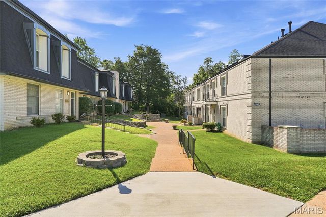 4392 Chateau De Ville Drive H, Unincorporated, MO 63129