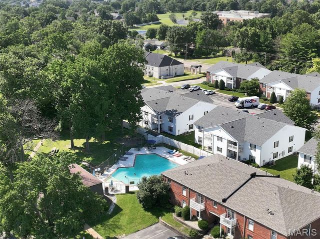 4392 Chateau De Ville Drive H, Unincorporated, MO 63129