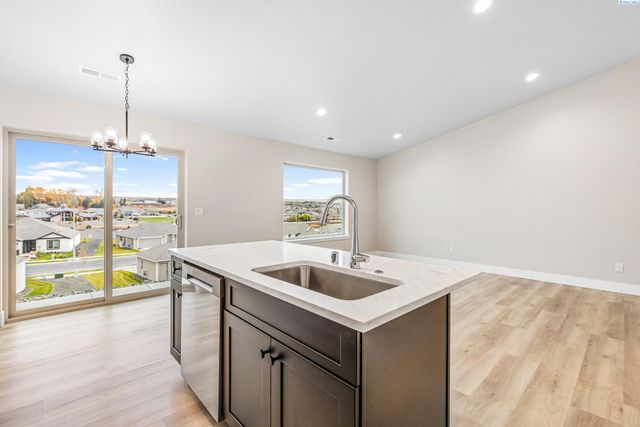 6557 W 29th Ct, Kennewick, WA 99338