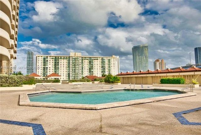 19355 Turnberry Way 17C, Aventura, FL 33180