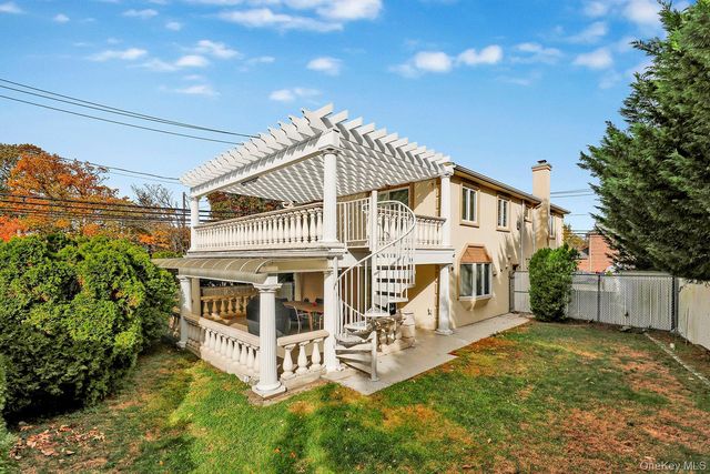 330 Bayville Avenue, Bayville, NY 11709