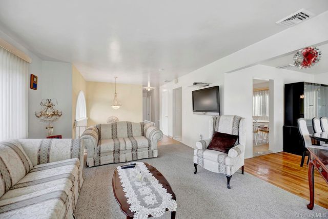 330 Bayville Avenue, Bayville, NY 11709