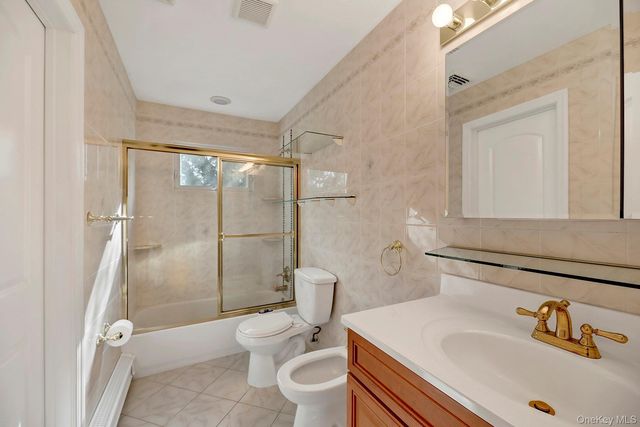 330 Bayville Avenue, Bayville, NY 11709