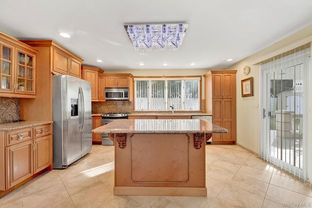 330 Bayville Avenue, Bayville, NY 11709