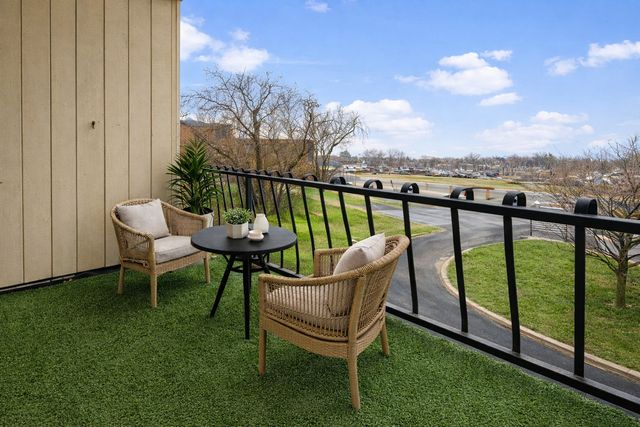 700 N Bruce Lane 312, Glenwood, IL 60425