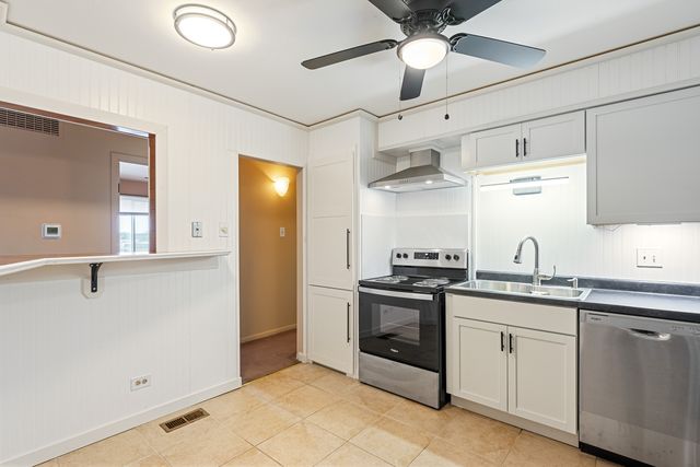 700 N Bruce Lane 312, Glenwood, IL 60425