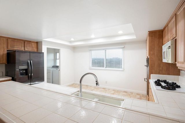 13236 Fiji Way L, Marina Del Rey, CA 90292