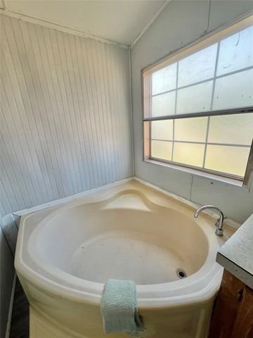 2525 Oyster Creek Bend, Oyster Creek, TX 77541