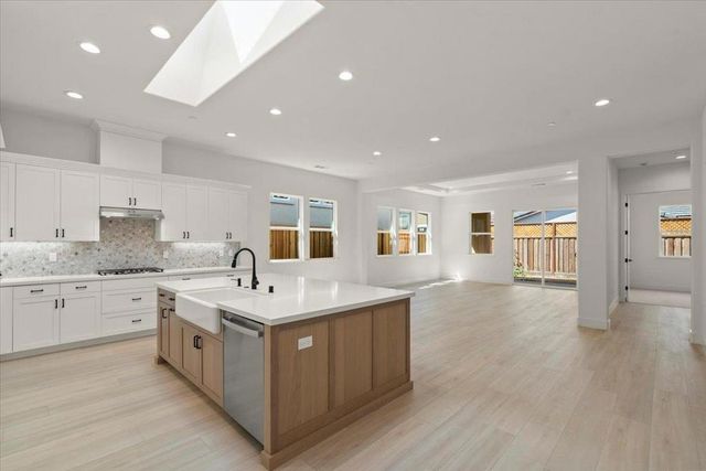 2112 Red Oak Drive, Hollister, CA 95023