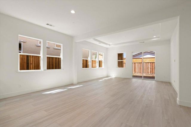 2112 Red Oak Drive, Hollister, CA 95023