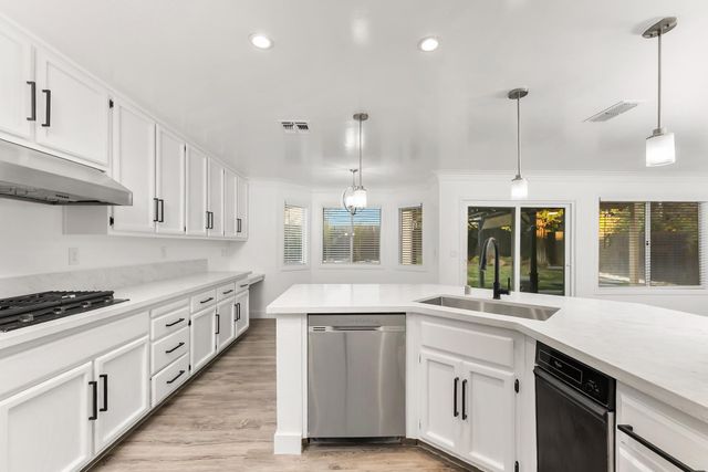 5113 Walnut Garden Ct, Carmichael, CA 95608