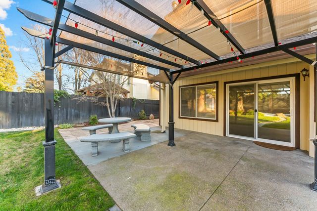 5113 Walnut Garden Ct, Carmichael, CA 95608