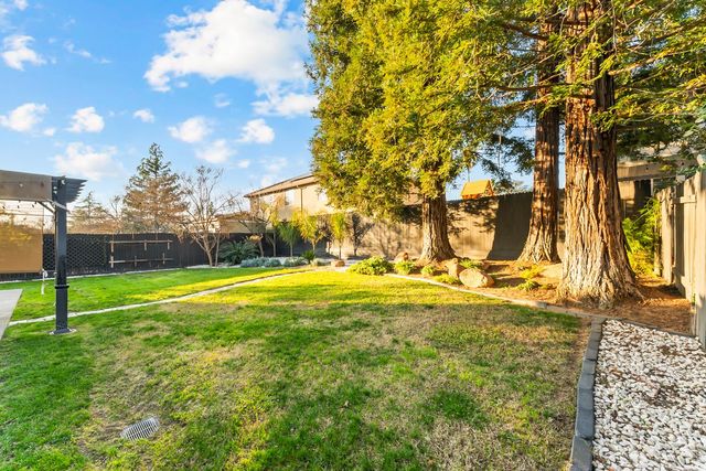 5113 Walnut Garden Ct, Carmichael, CA 95608