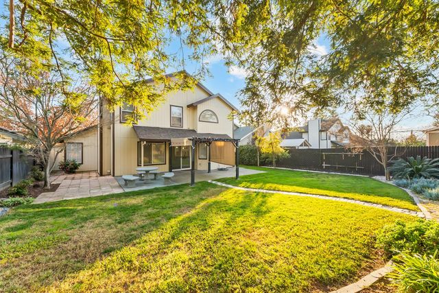 5113 Walnut Garden Ct, Carmichael, CA 95608