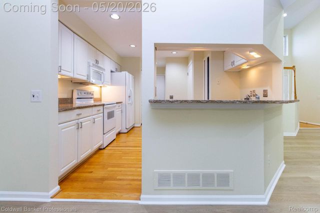 1093 Fairways Boulevard, Troy, MI 48085