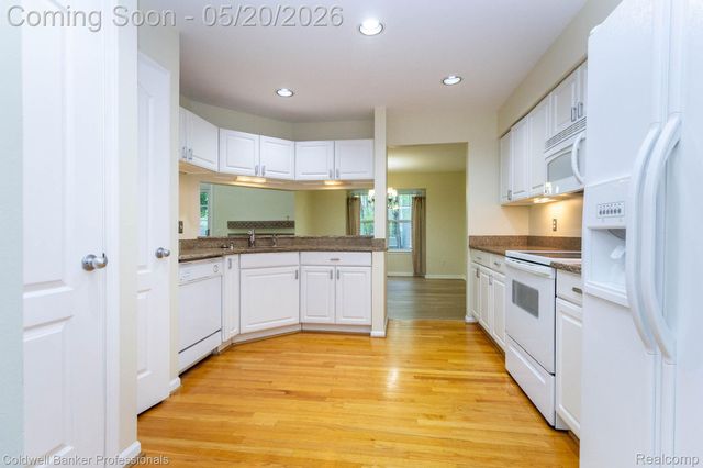 1093 Fairways Boulevard, Troy, MI 48085