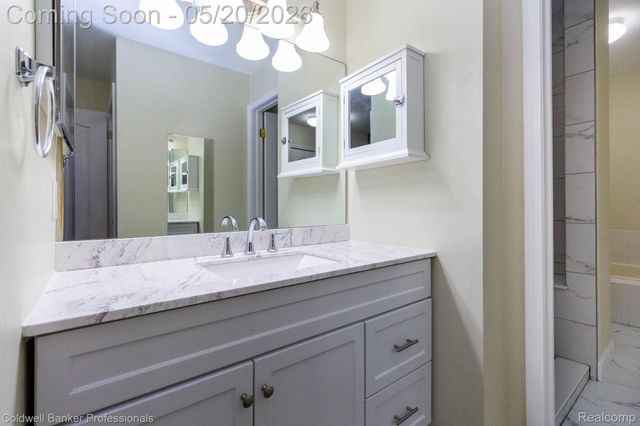 1093 Fairways Boulevard, Troy, MI 48085