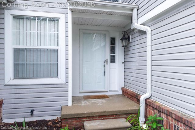 1093 Fairways Boulevard, Troy, MI 48085
