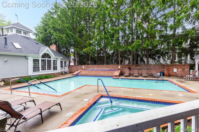 1093 Fairways Boulevard, Troy, MI 48085