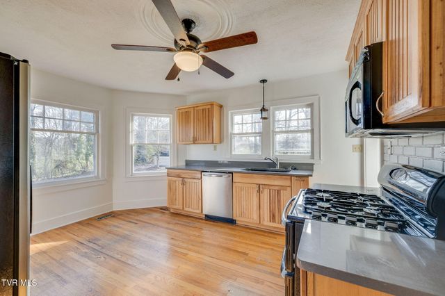 128 Shadowwood Lane, Elizabethton, TN 37643