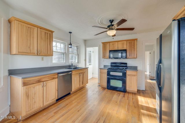 128 Shadowwood Lane, Elizabethton, TN 37643