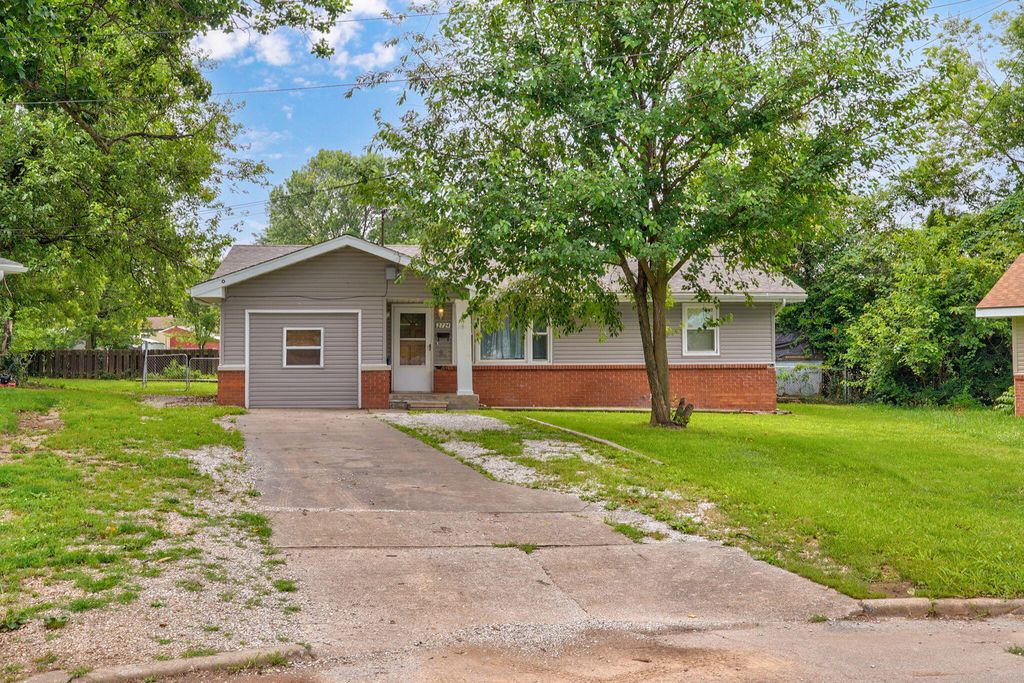 2724 N Franklin Avenue, Springfield, MO 65803