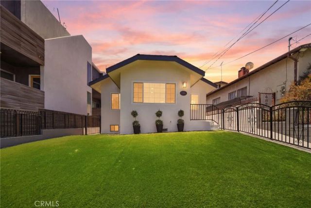 819 Rosemont, Los Angeles, CA 90026
