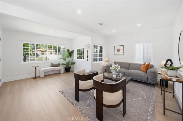 819 Rosemont, Los Angeles, CA 90026