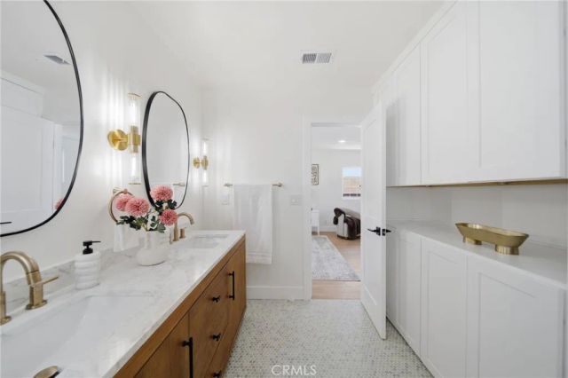 819 Rosemont, Los Angeles, CA 90026