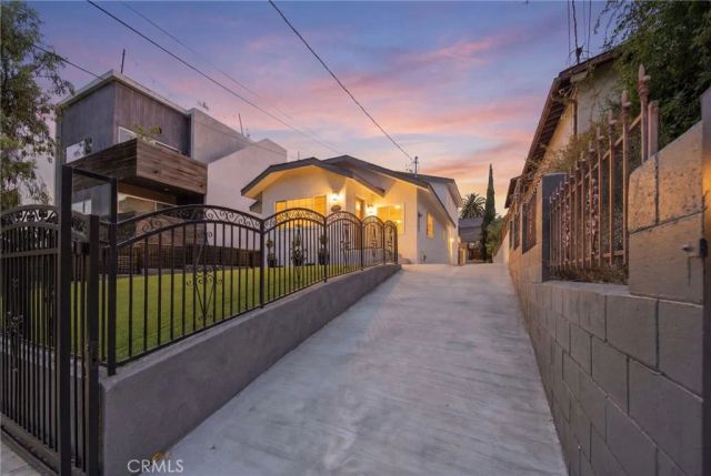 819 Rosemont, Los Angeles, CA 90026