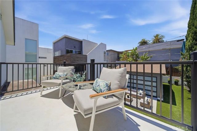 819 Rosemont, Los Angeles, CA 90026