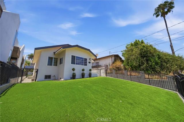 819 Rosemont, Los Angeles, CA 90026
