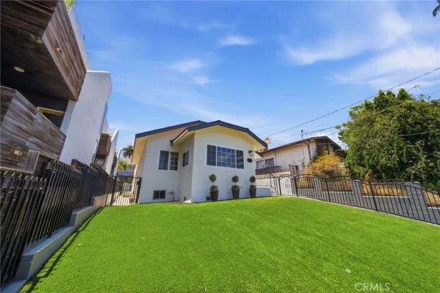 819 Rosemont, Los Angeles, CA 90026