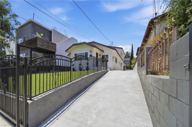 819 Rosemont, Los Angeles, CA 90026