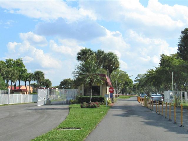 104 Lake Helen Drive, West Palm Beach, FL 33411
