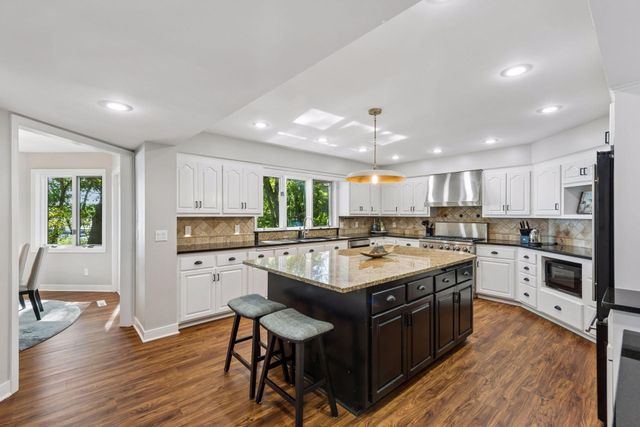 5720 Oakview Lane N, Plymouth, MN 55442