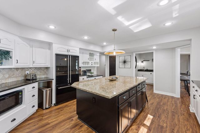5720 Oakview Lane N, Plymouth, MN 55442