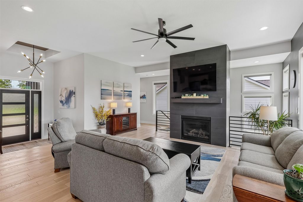 14601 Sutton Drive, Urbandale, IA 50323