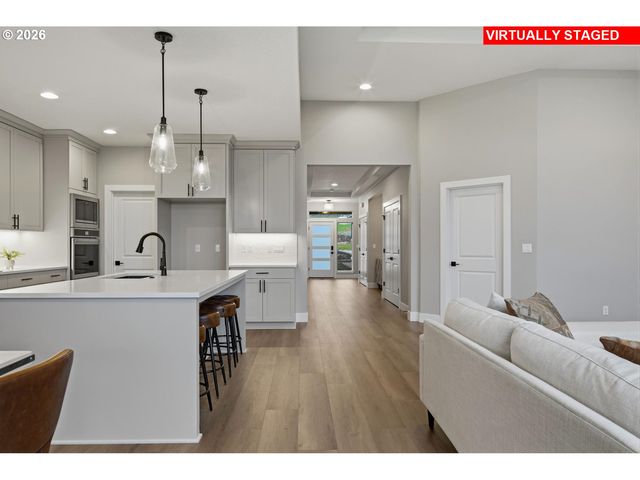 16132 SERRES FARMS Way, Oregon City, OR 97045