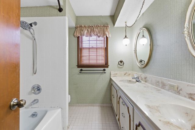 8220 E Brentmoor St, Wichita, KS 67206